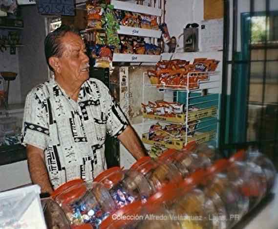 Luis Velázquez en su tienda