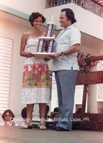 Nelly Morales Vargas, atleta, recibe reconocimiento (1979)