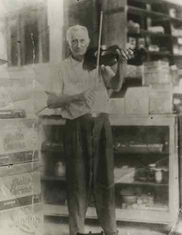 Rafael (Fey) Pabón, violnista,  en su tienda de La Parguera