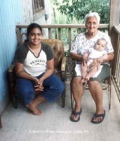 Yaralí Pagán, su Abuela Nélida Morales y su primita Ángela