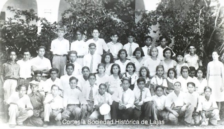 Clase de Octavo Grado Escuela Muñoz Rivera con Maestra (1935)