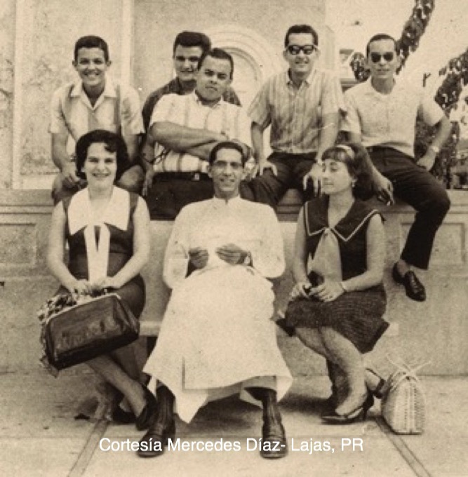 Cura Don Rafael Candelas y amigos Al frente Francelline Frank, Cura Don Rafael Candelas, Iraida García. Detrás Milkito, Fito, Papo y Penny 