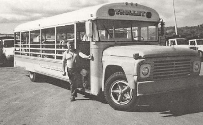 Primer Trolley Lajeño y su constructor, Señor Luis Rubén Morales