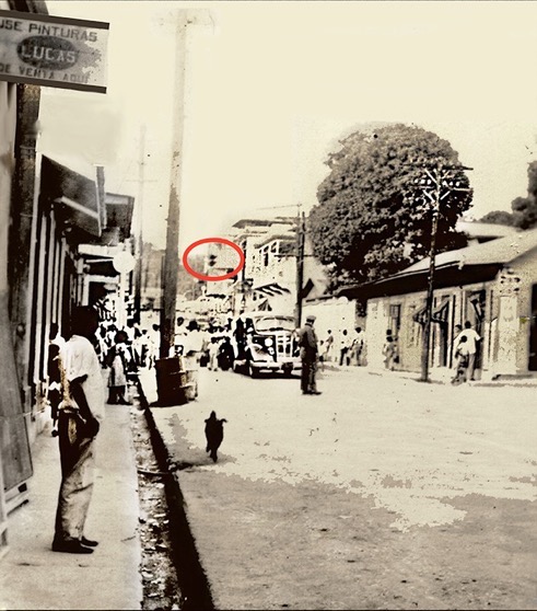 Primer semáforo, localizado en la calle principal (1950)