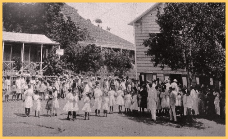 Don Juan Cancio Ortiz y el Reverendo Harris entrando al edificio principal del IAAO  (Circa-1910)