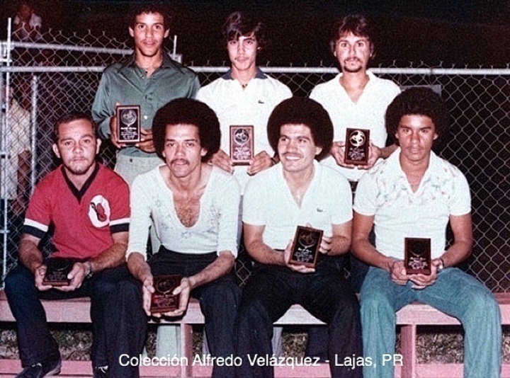 Jugadores del Torneo De Baloncesto Con Sus Respectivos Trofeos